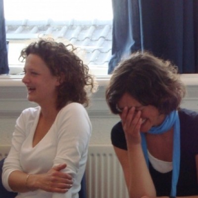Uitjestoel:Tijd om te spelen.Met een lachen lichter gevoel je bed in.+ zater en maandag