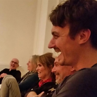 Uitjestoel:Tijd om te spelen. Met een lach en lichter gevoel je bed in.+zat en maandag