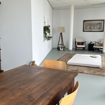 Warme Fijne Praktijkruimte (vast 1 dag p. w.) & Workshop space 8 personen (Weekend te huur)
