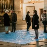 Het Triskel Labyrint lopen in de Grote of St. Bavokerk na de Stiltemeditatie