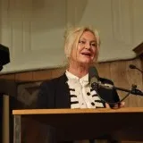 Joke Hermsen – Tijd is hoop. Filosofische, literaire en muzikale voorstelling.