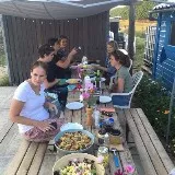Hightea in de bloementuin